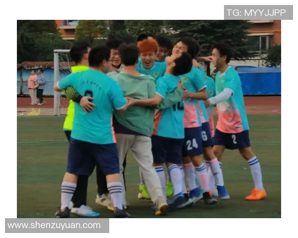 足球明星进球后激情舞动展现个人风采与团队荣耀的完美结合